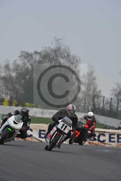 Mallory park Leicestershire;Mallory park photographs;Motorcycle action photographs;event digital images;eventdigitalimages;mallory park;no limits trackday;peter wileman photography;trackday;trackday digital images;trackday photos