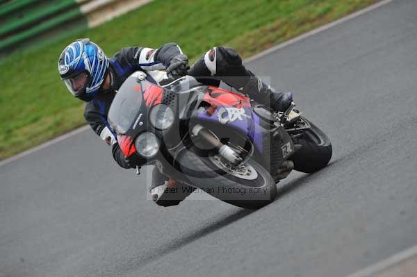 Mallory park Leicestershire;Mallory park photographs;Motorcycle action photographs;event digital images;eventdigitalimages;mallory park;no limits trackday;peter wileman photography;trackday;trackday digital images;trackday photos