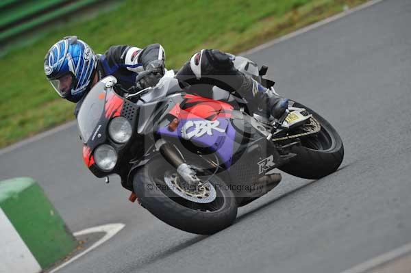 Mallory park Leicestershire;Mallory park photographs;Motorcycle action photographs;event digital images;eventdigitalimages;mallory park;no limits trackday;peter wileman photography;trackday;trackday digital images;trackday photos