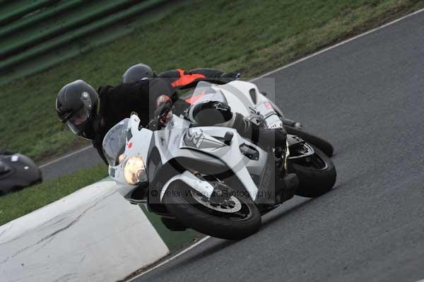 Mallory park Leicestershire;Mallory park photographs;Motorcycle action photographs;event digital images;eventdigitalimages;mallory park;no limits trackday;peter wileman photography;trackday;trackday digital images;trackday photos