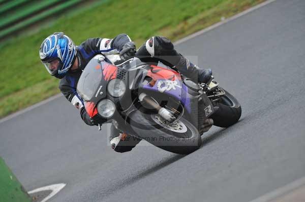 Mallory park Leicestershire;Mallory park photographs;Motorcycle action photographs;event digital images;eventdigitalimages;mallory park;no limits trackday;peter wileman photography;trackday;trackday digital images;trackday photos