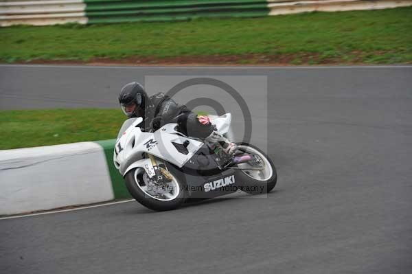 Mallory park Leicestershire;Mallory park photographs;Motorcycle action photographs;event digital images;eventdigitalimages;mallory park;no limits trackday;peter wileman photography;trackday;trackday digital images;trackday photos