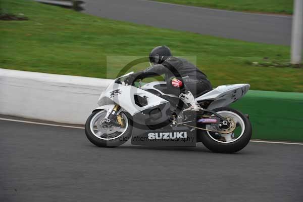 Mallory park Leicestershire;Mallory park photographs;Motorcycle action photographs;event digital images;eventdigitalimages;mallory park;no limits trackday;peter wileman photography;trackday;trackday digital images;trackday photos