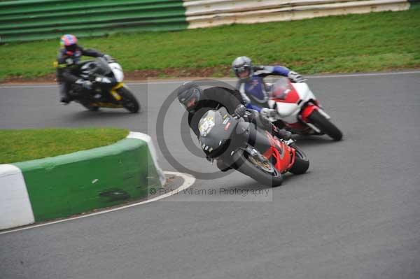 Mallory park Leicestershire;Mallory park photographs;Motorcycle action photographs;event digital images;eventdigitalimages;mallory park;no limits trackday;peter wileman photography;trackday;trackday digital images;trackday photos