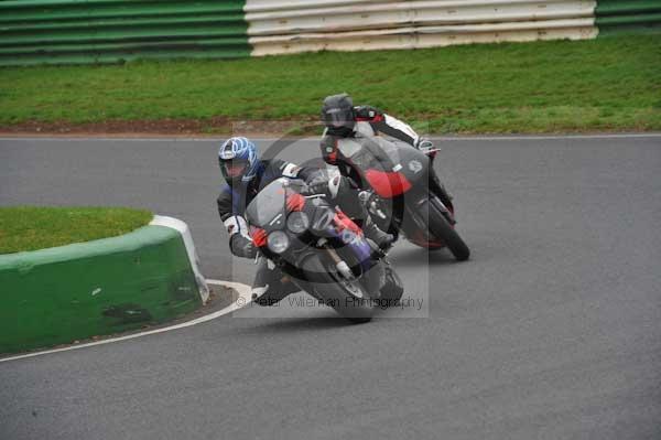 Mallory park Leicestershire;Mallory park photographs;Motorcycle action photographs;event digital images;eventdigitalimages;mallory park;no limits trackday;peter wileman photography;trackday;trackday digital images;trackday photos