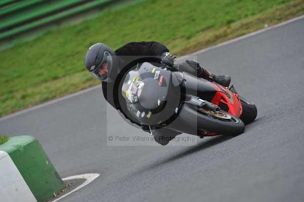 Mallory park Leicestershire;Mallory park photographs;Motorcycle action photographs;event digital images;eventdigitalimages;mallory park;no limits trackday;peter wileman photography;trackday;trackday digital images;trackday photos