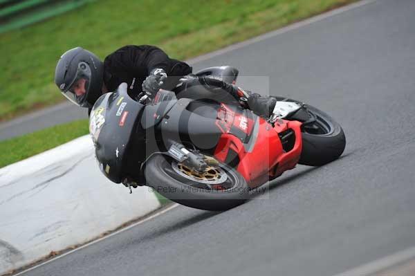 Mallory park Leicestershire;Mallory park photographs;Motorcycle action photographs;event digital images;eventdigitalimages;mallory park;no limits trackday;peter wileman photography;trackday;trackday digital images;trackday photos