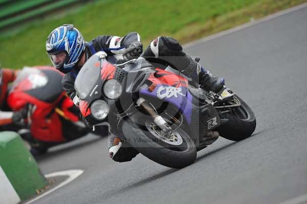 Mallory park Leicestershire;Mallory park photographs;Motorcycle action photographs;event digital images;eventdigitalimages;mallory park;no limits trackday;peter wileman photography;trackday;trackday digital images;trackday photos