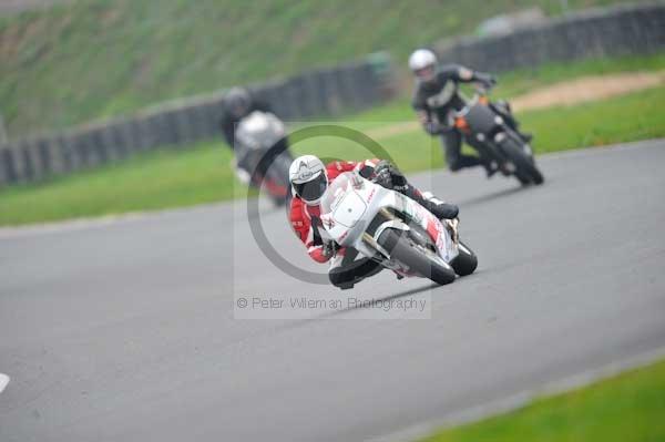 Mallory park Leicestershire;Mallory park photographs;Motorcycle action photographs;event digital images;eventdigitalimages;mallory park;no limits trackday;peter wileman photography;trackday;trackday digital images;trackday photos