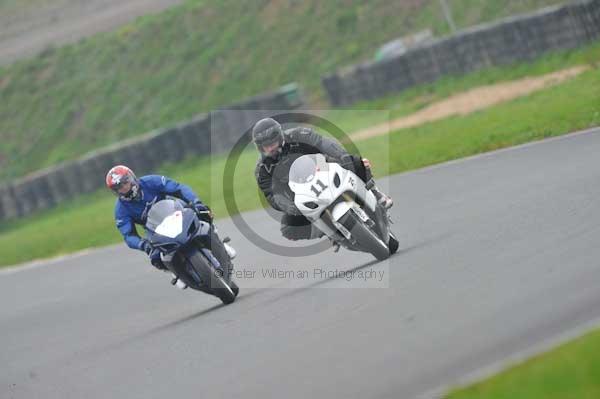 Mallory park Leicestershire;Mallory park photographs;Motorcycle action photographs;event digital images;eventdigitalimages;mallory park;no limits trackday;peter wileman photography;trackday;trackday digital images;trackday photos