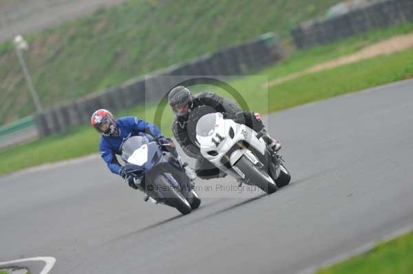 Mallory park Leicestershire;Mallory park photographs;Motorcycle action photographs;event digital images;eventdigitalimages;mallory park;no limits trackday;peter wileman photography;trackday;trackday digital images;trackday photos