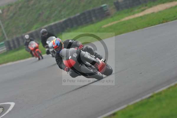 Mallory park Leicestershire;Mallory park photographs;Motorcycle action photographs;event digital images;eventdigitalimages;mallory park;no limits trackday;peter wileman photography;trackday;trackday digital images;trackday photos