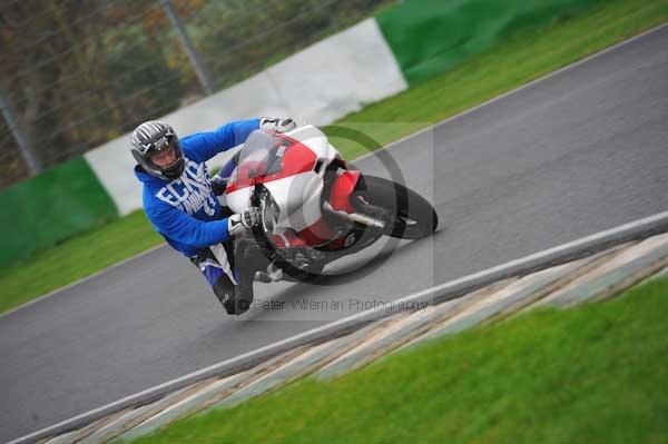 Mallory park Leicestershire;Mallory park photographs;Motorcycle action photographs;event digital images;eventdigitalimages;mallory park;no limits trackday;peter wileman photography;trackday;trackday digital images;trackday photos