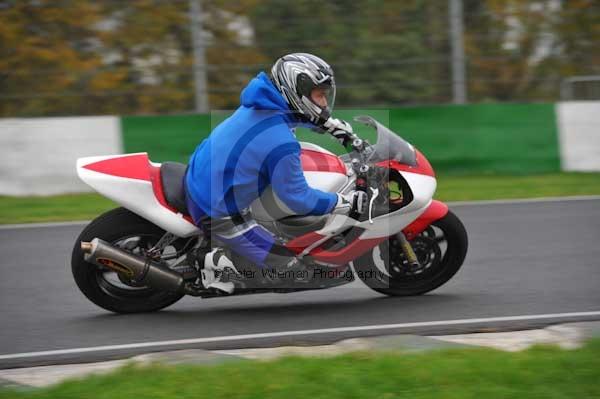 Mallory park Leicestershire;Mallory park photographs;Motorcycle action photographs;event digital images;eventdigitalimages;mallory park;no limits trackday;peter wileman photography;trackday;trackday digital images;trackday photos