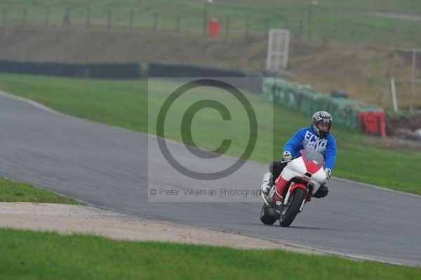 Mallory park Leicestershire;Mallory park photographs;Motorcycle action photographs;event digital images;eventdigitalimages;mallory park;no limits trackday;peter wileman photography;trackday;trackday digital images;trackday photos