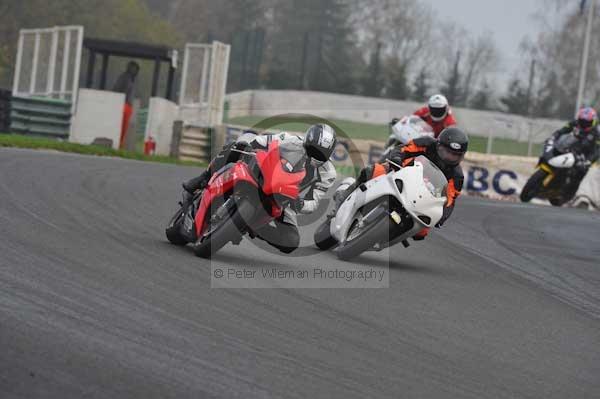 Mallory park Leicestershire;Mallory park photographs;Motorcycle action photographs;event digital images;eventdigitalimages;mallory park;no limits trackday;peter wileman photography;trackday;trackday digital images;trackday photos