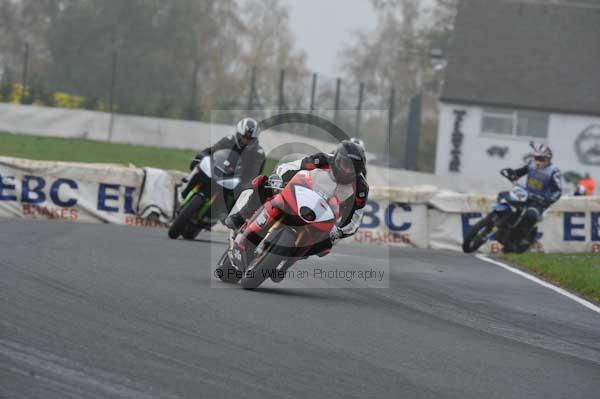 Mallory park Leicestershire;Mallory park photographs;Motorcycle action photographs;event digital images;eventdigitalimages;mallory park;no limits trackday;peter wileman photography;trackday;trackday digital images;trackday photos