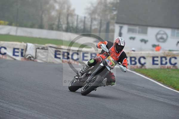 Mallory park Leicestershire;Mallory park photographs;Motorcycle action photographs;event digital images;eventdigitalimages;mallory park;no limits trackday;peter wileman photography;trackday;trackday digital images;trackday photos