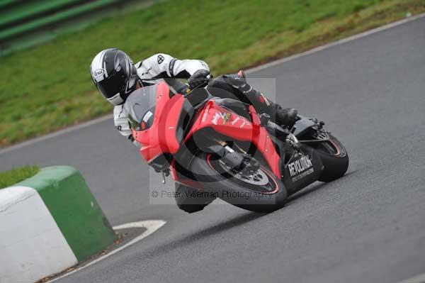 Mallory park Leicestershire;Mallory park photographs;Motorcycle action photographs;event digital images;eventdigitalimages;mallory park;no limits trackday;peter wileman photography;trackday;trackday digital images;trackday photos