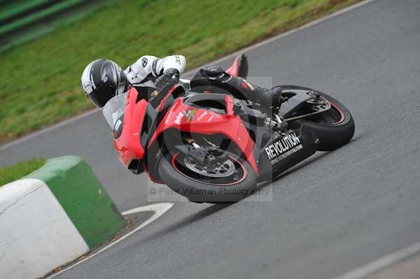 Mallory park Leicestershire;Mallory park photographs;Motorcycle action photographs;event digital images;eventdigitalimages;mallory park;no limits trackday;peter wileman photography;trackday;trackday digital images;trackday photos