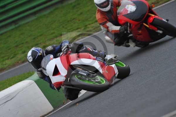 Mallory park Leicestershire;Mallory park photographs;Motorcycle action photographs;event digital images;eventdigitalimages;mallory park;no limits trackday;peter wileman photography;trackday;trackday digital images;trackday photos