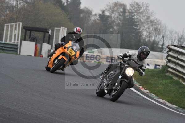 Mallory park Leicestershire;Mallory park photographs;Motorcycle action photographs;event digital images;eventdigitalimages;mallory park;no limits trackday;peter wileman photography;trackday;trackday digital images;trackday photos