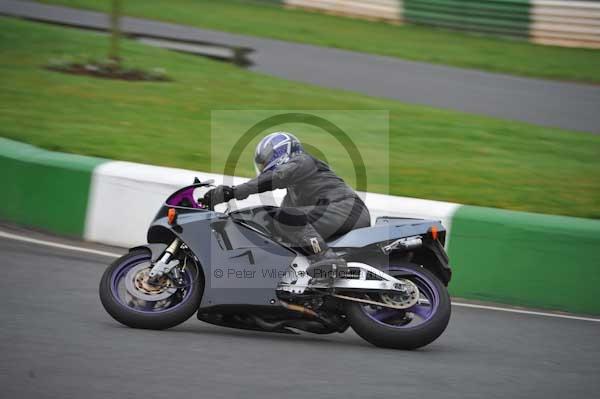 Mallory park Leicestershire;Mallory park photographs;Motorcycle action photographs;event digital images;eventdigitalimages;mallory park;no limits trackday;peter wileman photography;trackday;trackday digital images;trackday photos