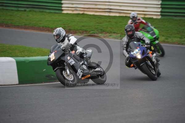 Mallory park Leicestershire;Mallory park photographs;Motorcycle action photographs;event digital images;eventdigitalimages;mallory park;no limits trackday;peter wileman photography;trackday;trackday digital images;trackday photos