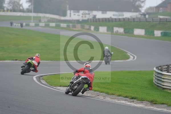 Mallory park Leicestershire;Mallory park photographs;Motorcycle action photographs;event digital images;eventdigitalimages;mallory park;no limits trackday;peter wileman photography;trackday;trackday digital images;trackday photos