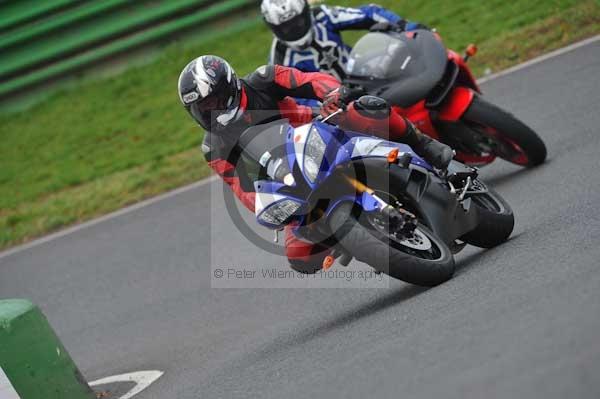 Mallory park Leicestershire;Mallory park photographs;Motorcycle action photographs;event digital images;eventdigitalimages;mallory park;no limits trackday;peter wileman photography;trackday;trackday digital images;trackday photos