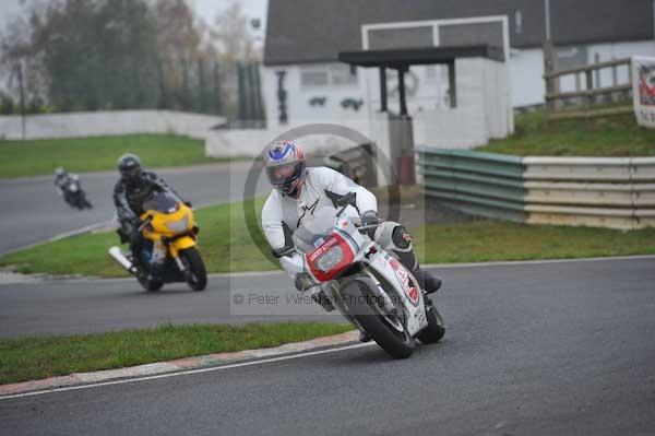 Mallory park Leicestershire;Mallory park photographs;Motorcycle action photographs;event digital images;eventdigitalimages;mallory park;no limits trackday;peter wileman photography;trackday;trackday digital images;trackday photos