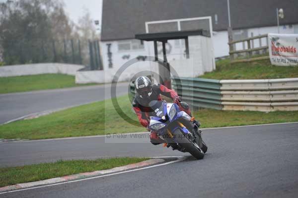 Mallory park Leicestershire;Mallory park photographs;Motorcycle action photographs;event digital images;eventdigitalimages;mallory park;no limits trackday;peter wileman photography;trackday;trackday digital images;trackday photos