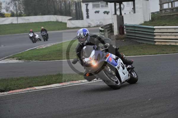 Mallory park Leicestershire;Mallory park photographs;Motorcycle action photographs;event digital images;eventdigitalimages;mallory park;no limits trackday;peter wileman photography;trackday;trackday digital images;trackday photos