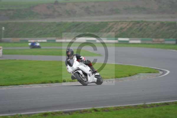 Mallory park Leicestershire;Mallory park photographs;Motorcycle action photographs;event digital images;eventdigitalimages;mallory park;no limits trackday;peter wileman photography;trackday;trackday digital images;trackday photos