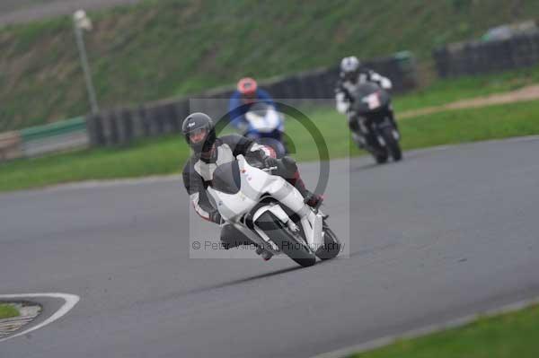 Mallory park Leicestershire;Mallory park photographs;Motorcycle action photographs;event digital images;eventdigitalimages;mallory park;no limits trackday;peter wileman photography;trackday;trackday digital images;trackday photos