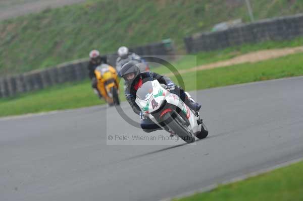 Mallory park Leicestershire;Mallory park photographs;Motorcycle action photographs;event digital images;eventdigitalimages;mallory park;no limits trackday;peter wileman photography;trackday;trackday digital images;trackday photos