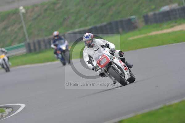 Mallory park Leicestershire;Mallory park photographs;Motorcycle action photographs;event digital images;eventdigitalimages;mallory park;no limits trackday;peter wileman photography;trackday;trackday digital images;trackday photos