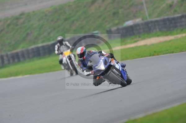 Mallory park Leicestershire;Mallory park photographs;Motorcycle action photographs;event digital images;eventdigitalimages;mallory park;no limits trackday;peter wileman photography;trackday;trackday digital images;trackday photos