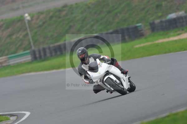 Mallory park Leicestershire;Mallory park photographs;Motorcycle action photographs;event digital images;eventdigitalimages;mallory park;no limits trackday;peter wileman photography;trackday;trackday digital images;trackday photos