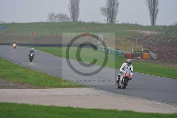 Mallory park Leicestershire;Mallory park photographs;Motorcycle action photographs;event digital images;eventdigitalimages;mallory park;no limits trackday;peter wileman photography;trackday;trackday digital images;trackday photos