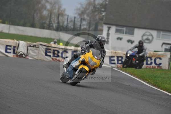 Mallory park Leicestershire;Mallory park photographs;Motorcycle action photographs;event digital images;eventdigitalimages;mallory park;no limits trackday;peter wileman photography;trackday;trackday digital images;trackday photos