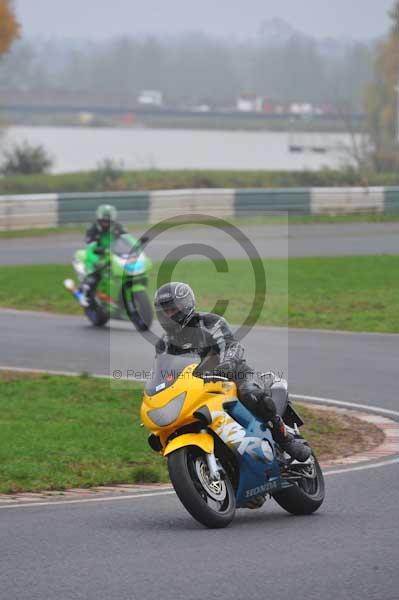 Mallory park Leicestershire;Mallory park photographs;Motorcycle action photographs;event digital images;eventdigitalimages;mallory park;no limits trackday;peter wileman photography;trackday;trackday digital images;trackday photos