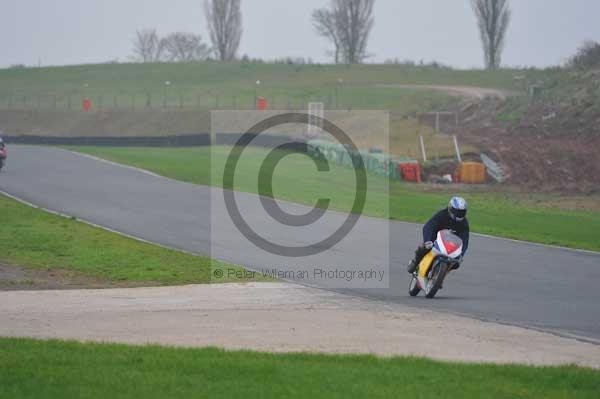 Mallory park Leicestershire;Mallory park photographs;Motorcycle action photographs;event digital images;eventdigitalimages;mallory park;no limits trackday;peter wileman photography;trackday;trackday digital images;trackday photos