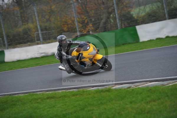 Mallory park Leicestershire;Mallory park photographs;Motorcycle action photographs;event digital images;eventdigitalimages;mallory park;no limits trackday;peter wileman photography;trackday;trackday digital images;trackday photos