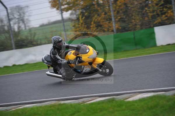 Mallory park Leicestershire;Mallory park photographs;Motorcycle action photographs;event digital images;eventdigitalimages;mallory park;no limits trackday;peter wileman photography;trackday;trackday digital images;trackday photos