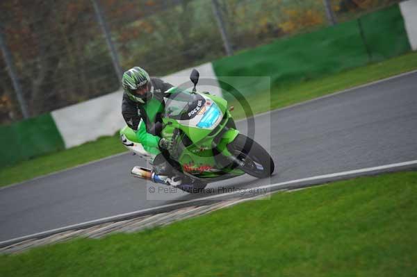 Mallory park Leicestershire;Mallory park photographs;Motorcycle action photographs;event digital images;eventdigitalimages;mallory park;no limits trackday;peter wileman photography;trackday;trackday digital images;trackday photos