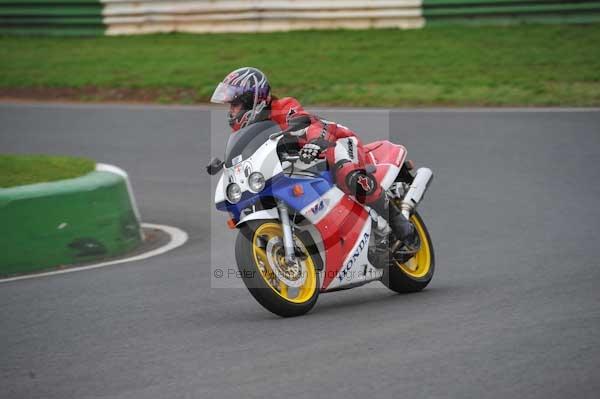 Mallory park Leicestershire;Mallory park photographs;Motorcycle action photographs;event digital images;eventdigitalimages;mallory park;no limits trackday;peter wileman photography;trackday;trackday digital images;trackday photos