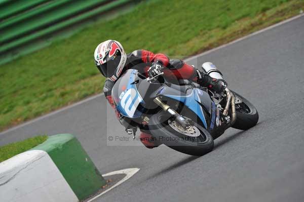 Mallory park Leicestershire;Mallory park photographs;Motorcycle action photographs;event digital images;eventdigitalimages;mallory park;no limits trackday;peter wileman photography;trackday;trackday digital images;trackday photos