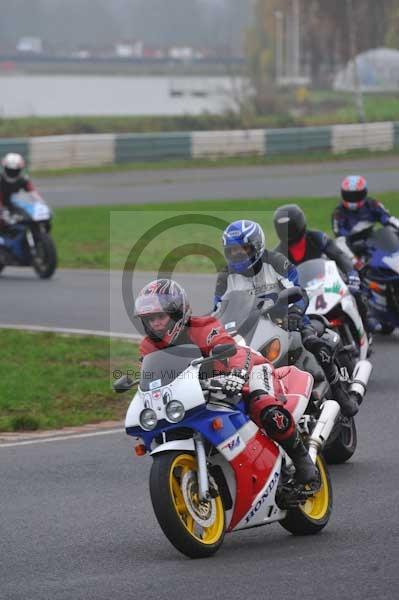 Mallory park Leicestershire;Mallory park photographs;Motorcycle action photographs;event digital images;eventdigitalimages;mallory park;no limits trackday;peter wileman photography;trackday;trackday digital images;trackday photos