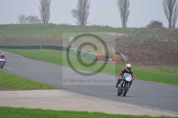 Mallory park Leicestershire;Mallory park photographs;Motorcycle action photographs;event digital images;eventdigitalimages;mallory park;no limits trackday;peter wileman photography;trackday;trackday digital images;trackday photos